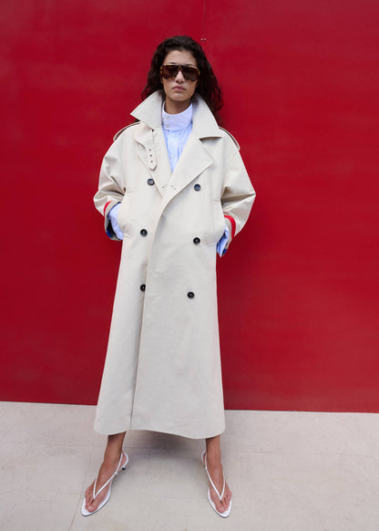 Funnel neck buckle trench