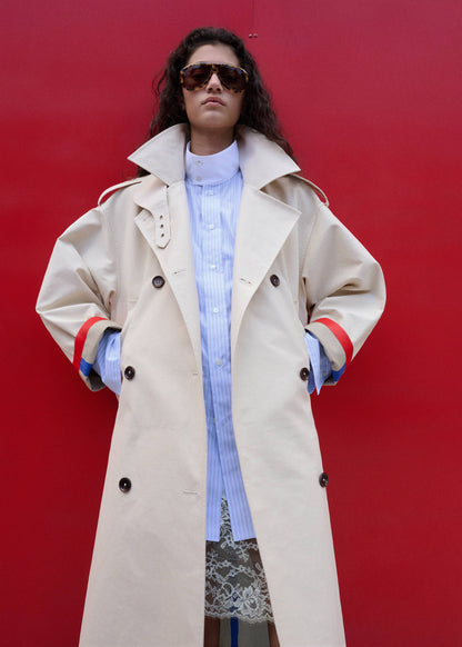 Funnel neck buckle trench