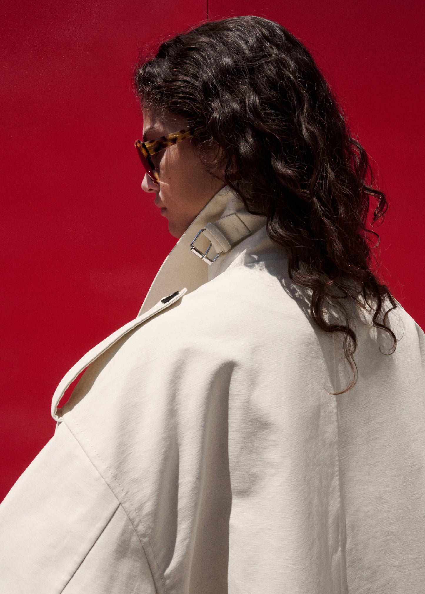 Funnel neck buckle trench