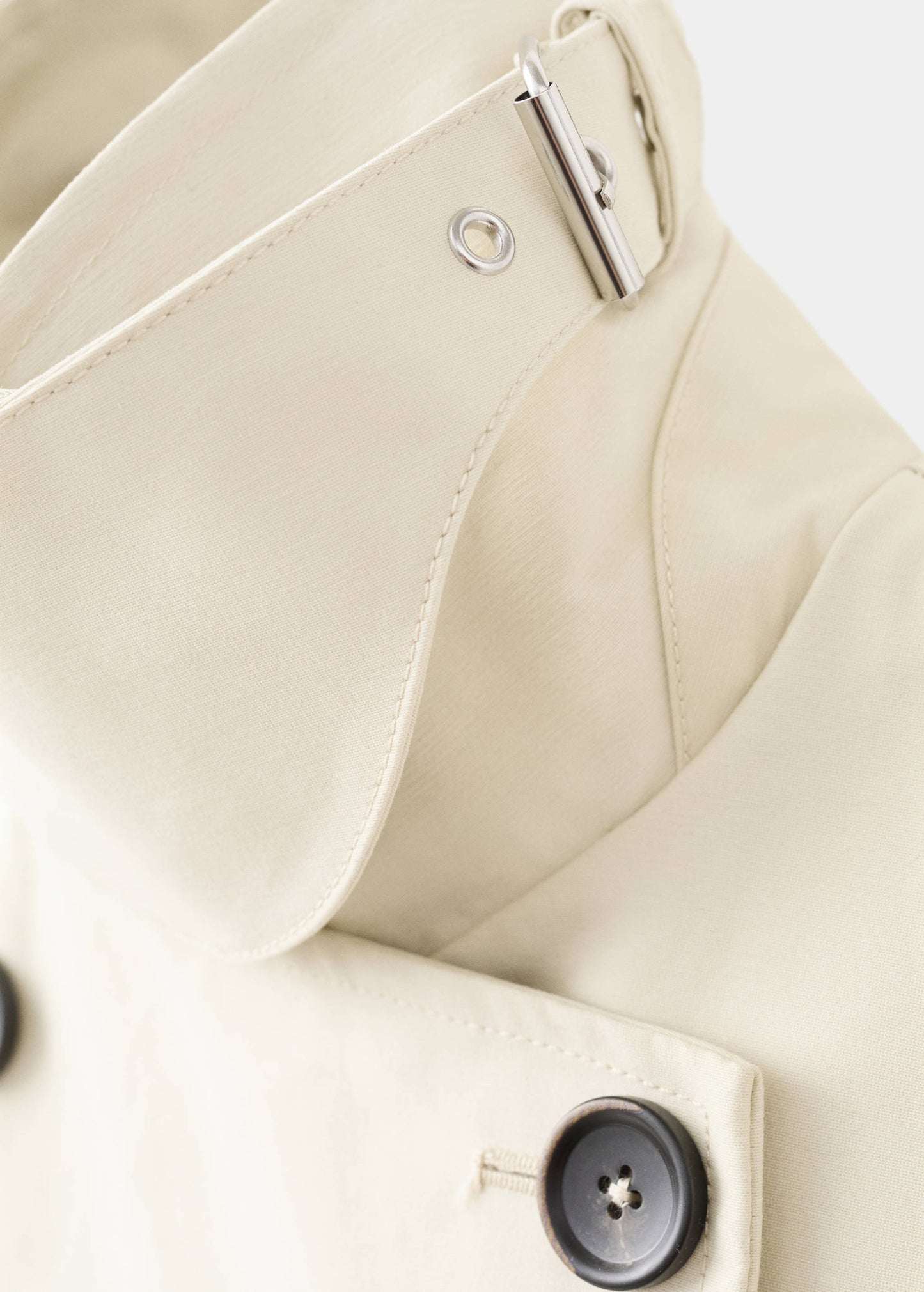 Funnel neck buckle trench
