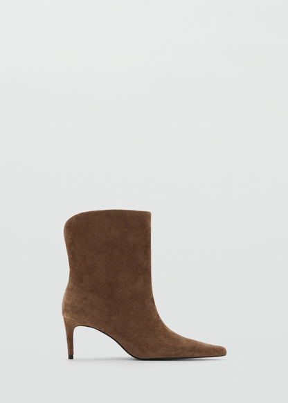 Suede ankle boots with pointed toe