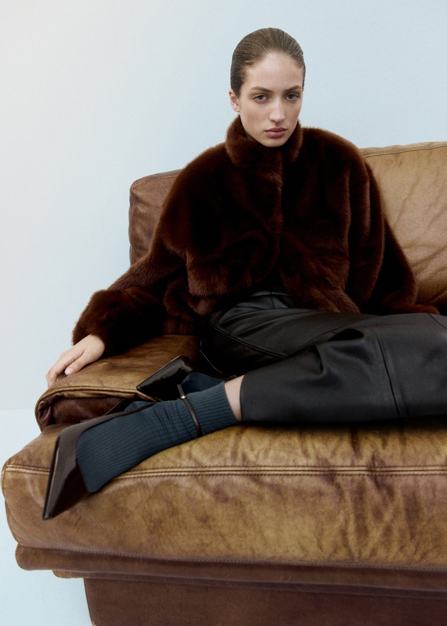 Ankle-cuff heel shoes