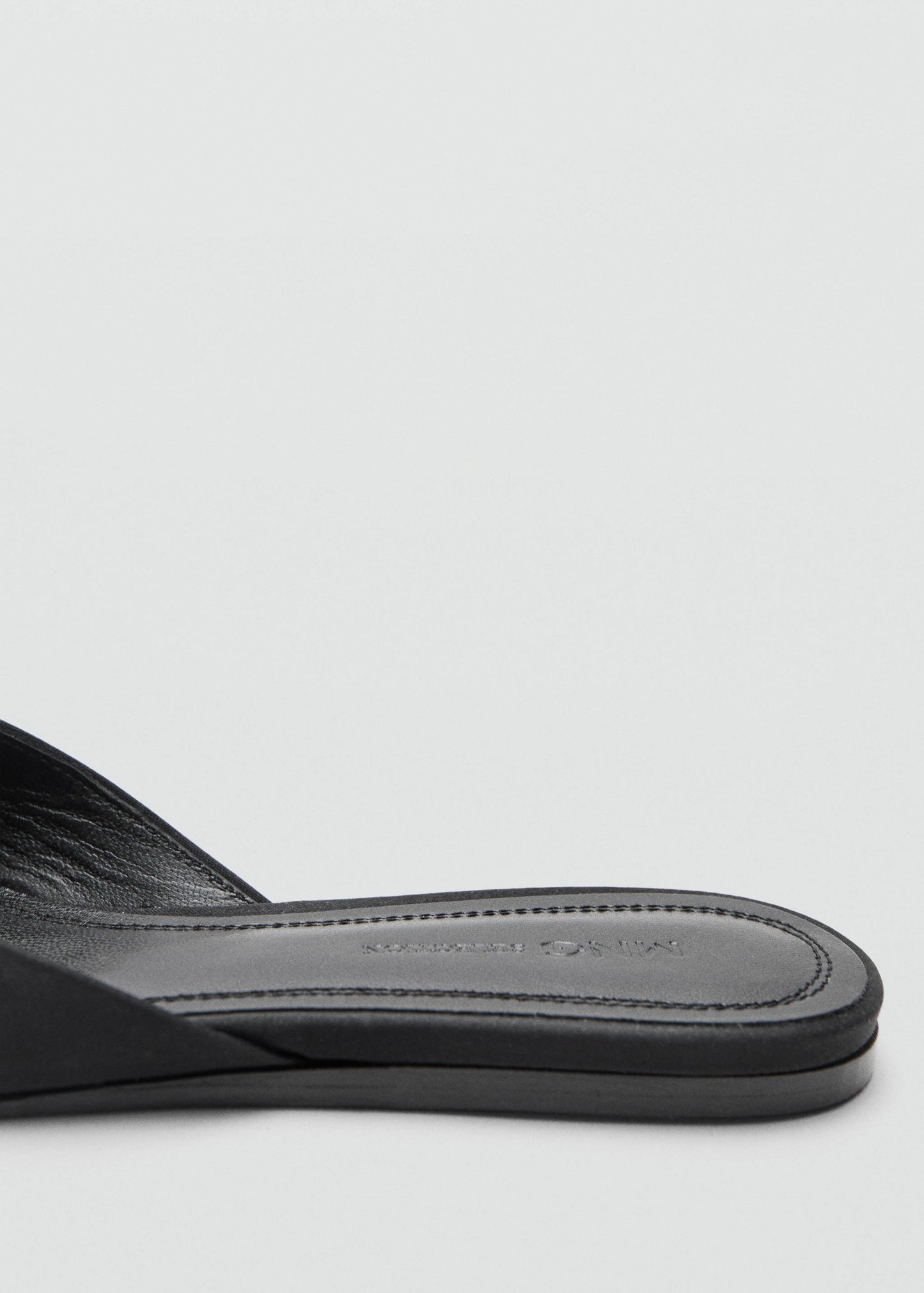 Backless flat shoe