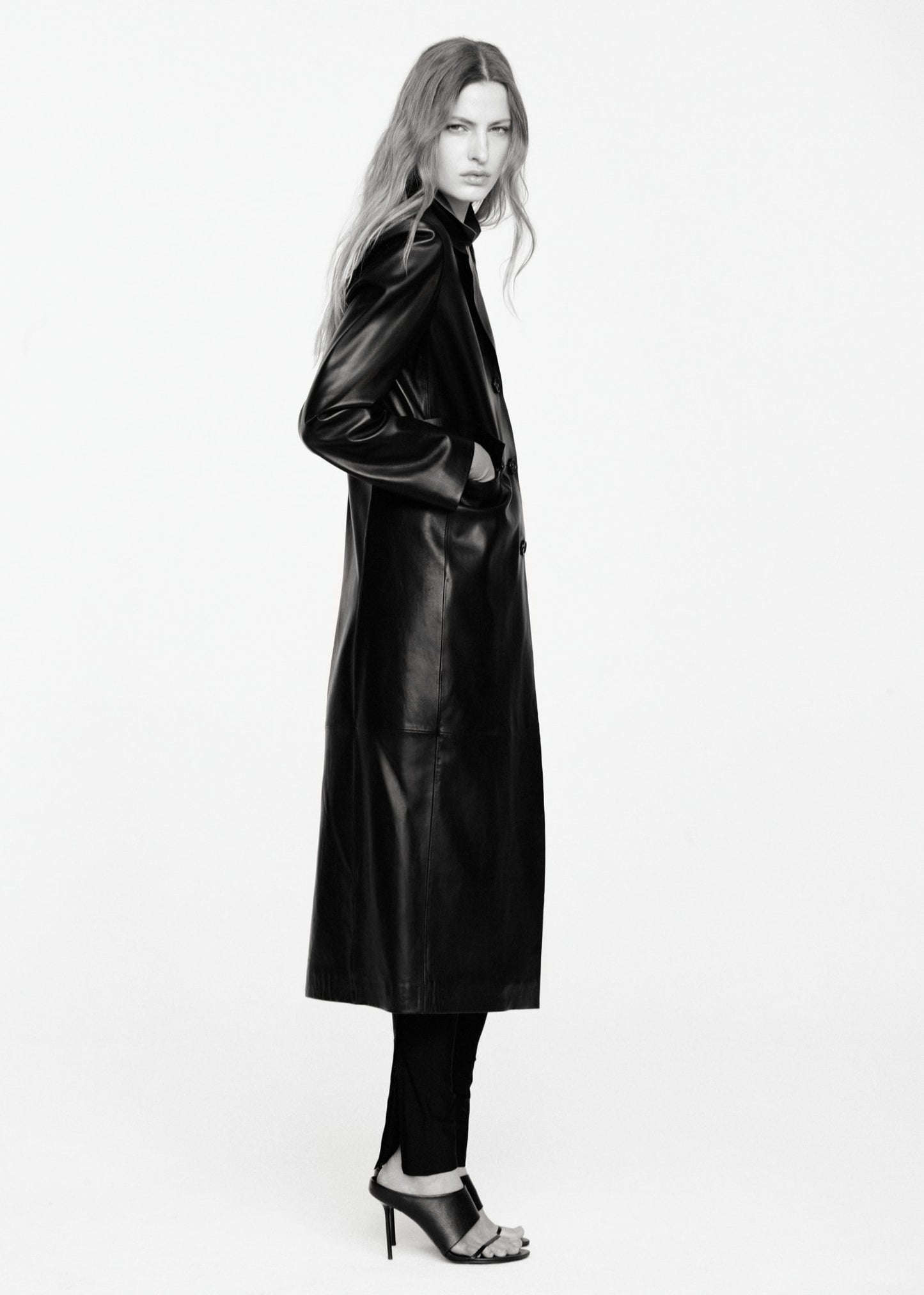 Straight coat with 100% leather pockets