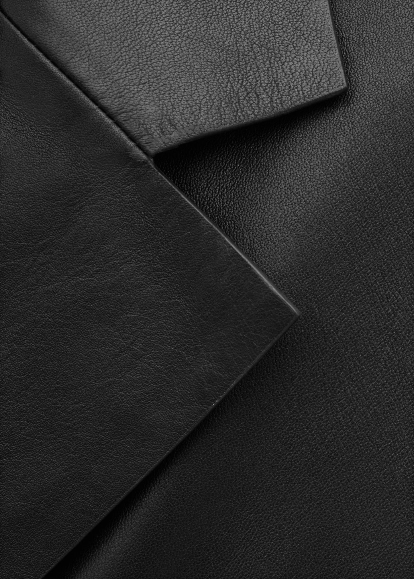 Straight coat with 100% leather pockets