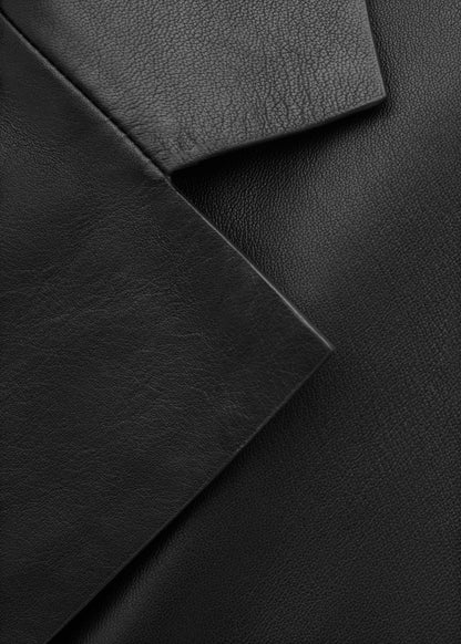 Straight coat with 100% leather pockets