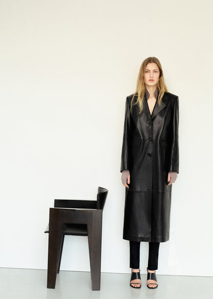 Straight coat with 100% leather pockets