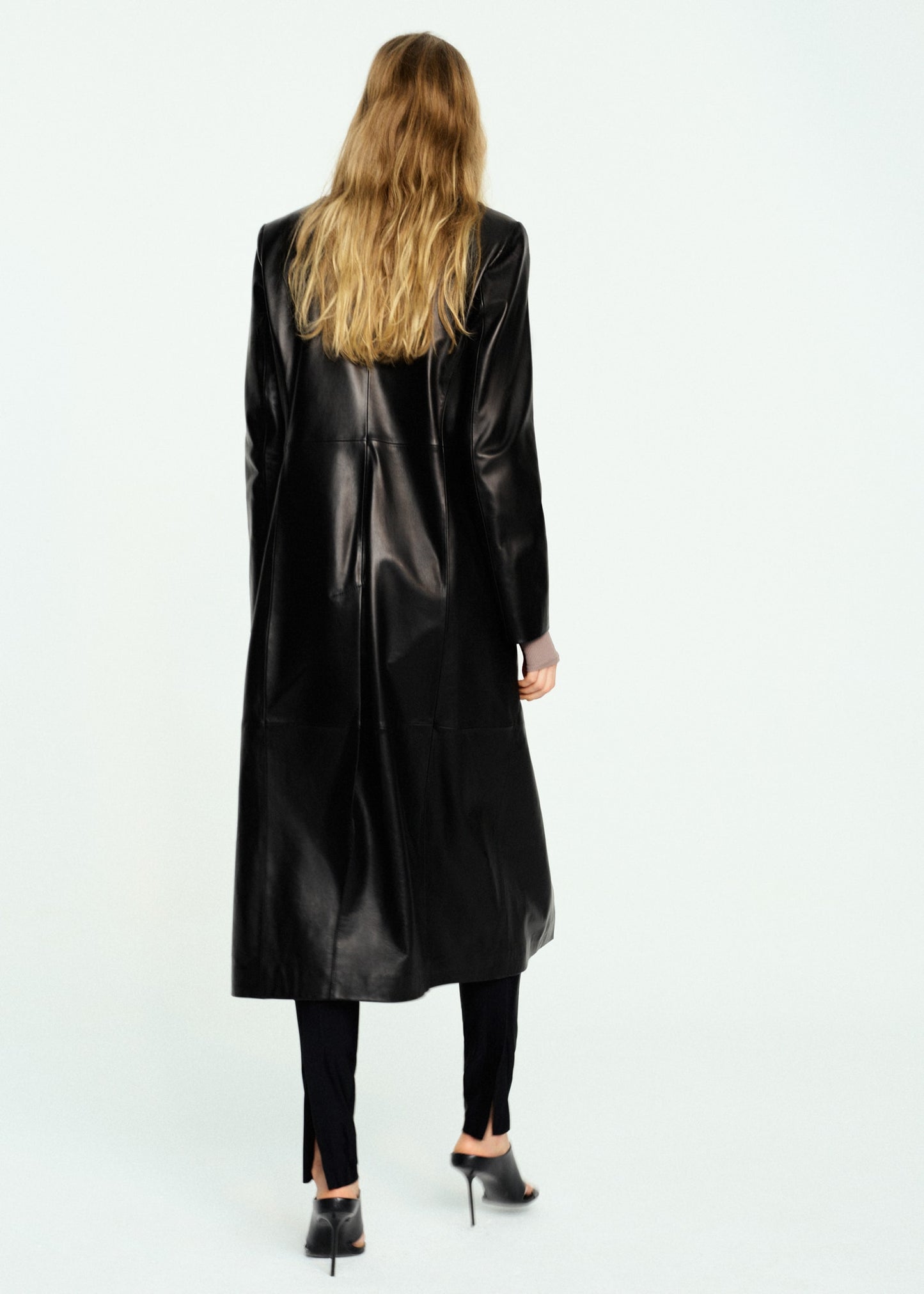 Straight coat with 100% leather pockets