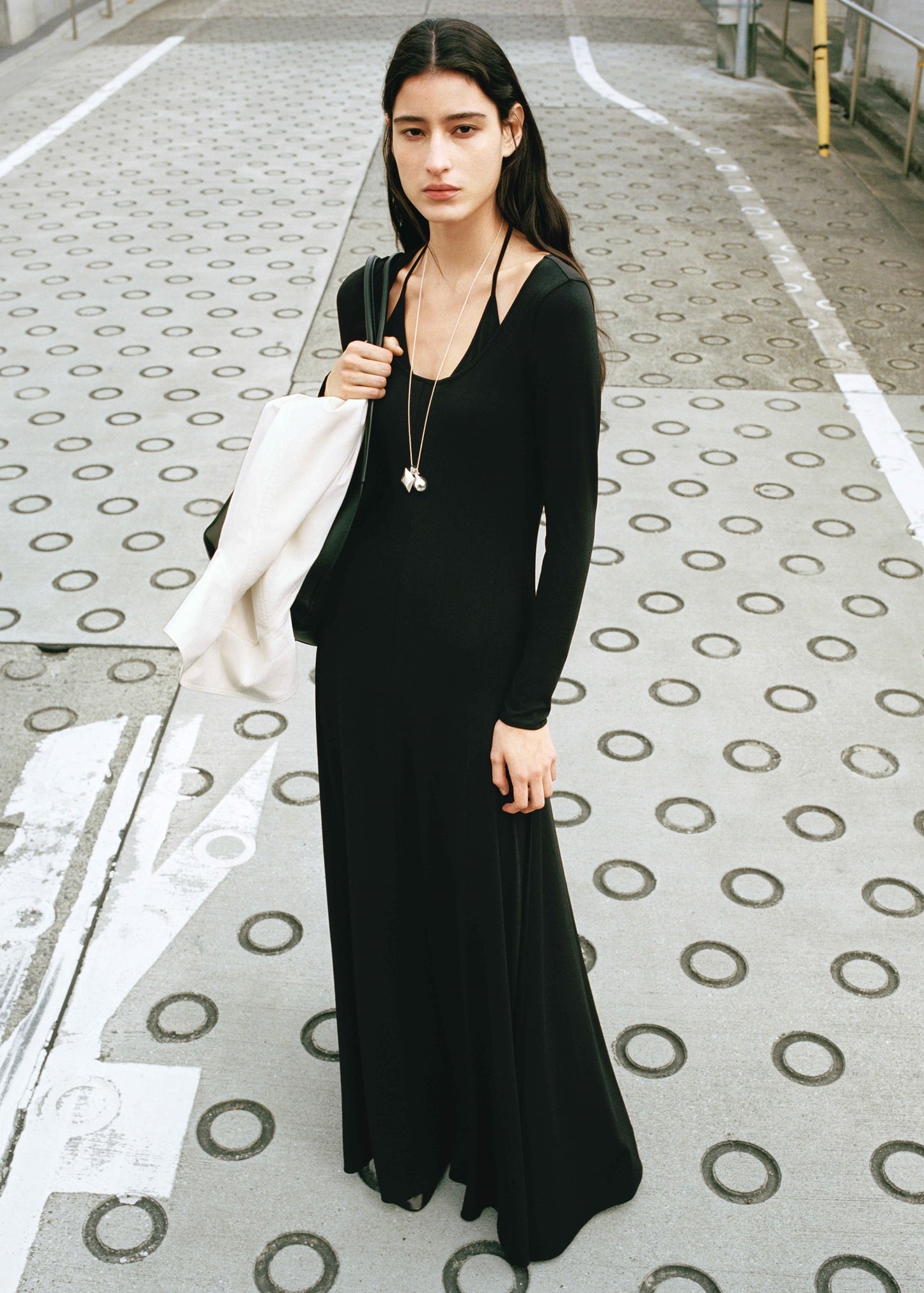 Dress with combined fine-knit collar