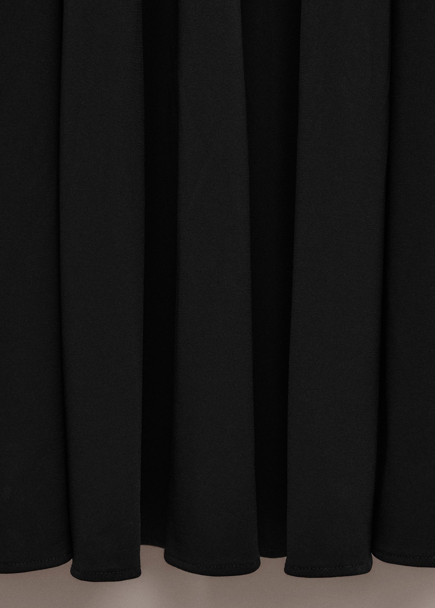 Dress with combined fine-knit collar