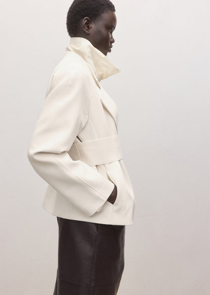 Jacket with lapels and tie belt