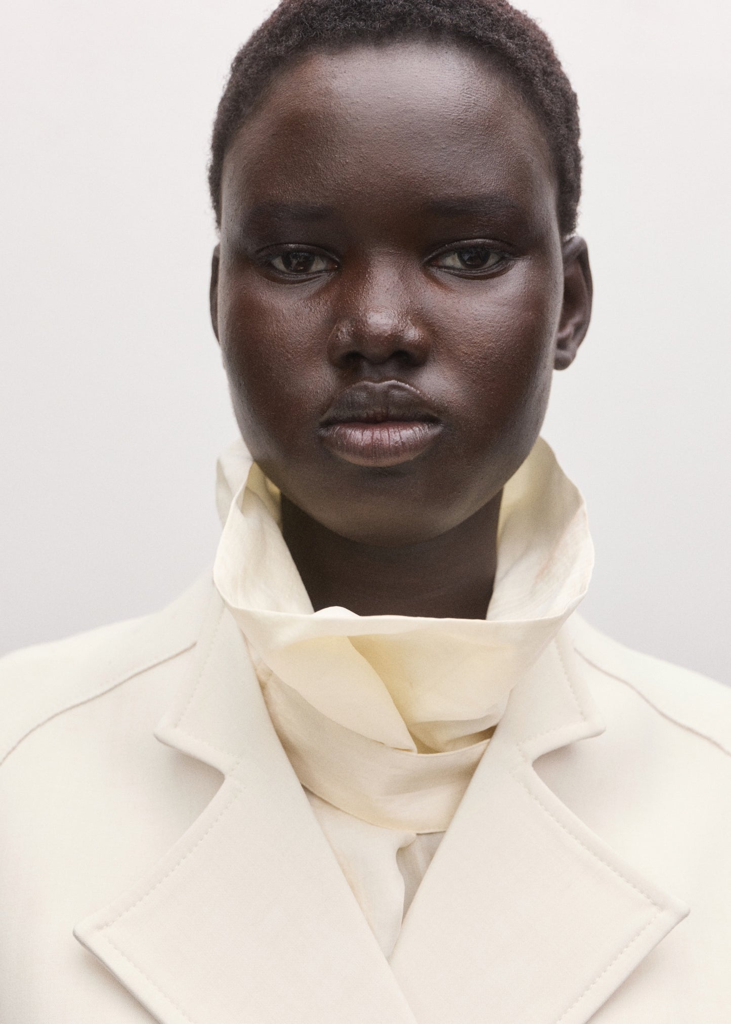 Jacket with lapels and tie belt