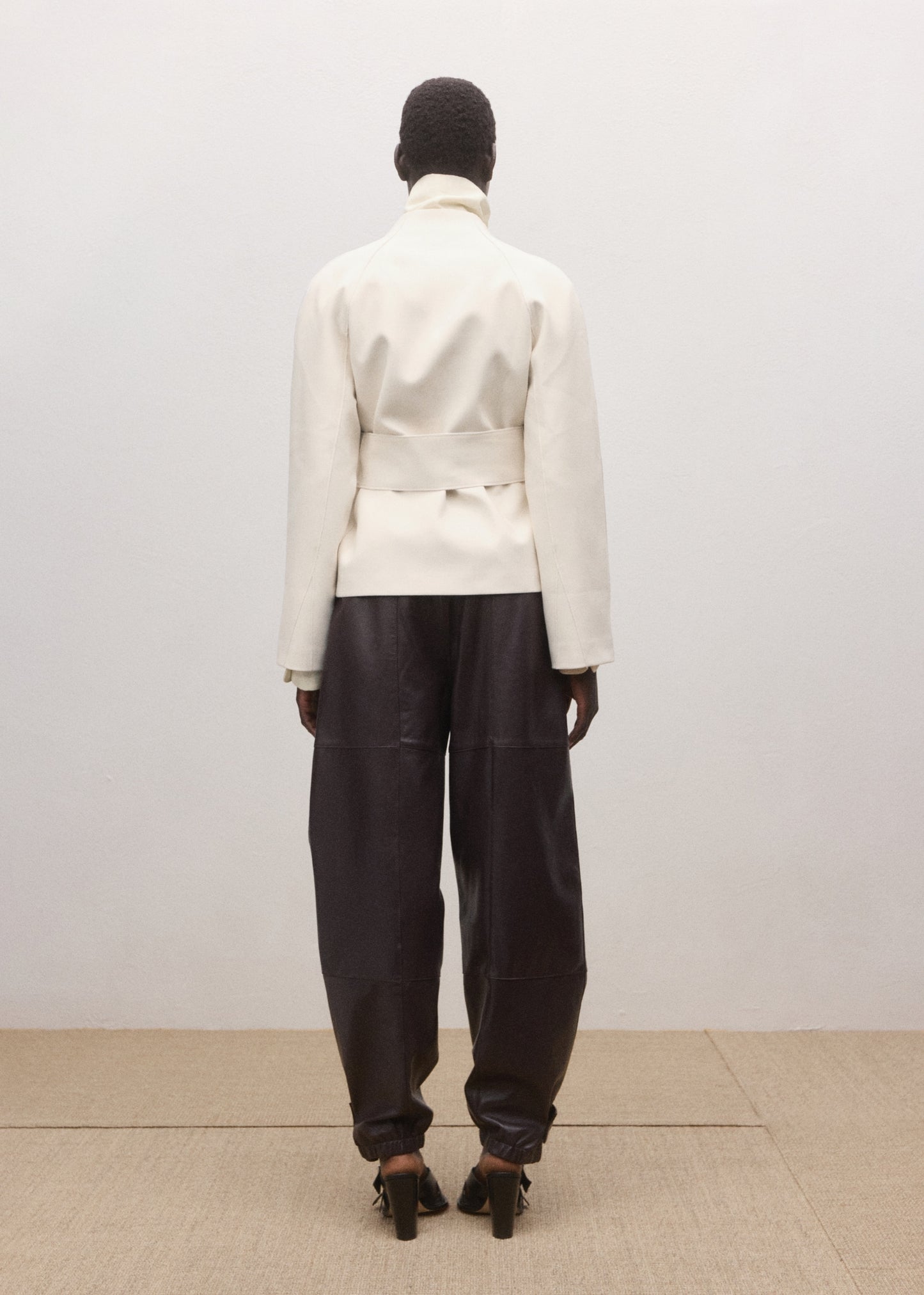 Jacket with lapels and tie belt