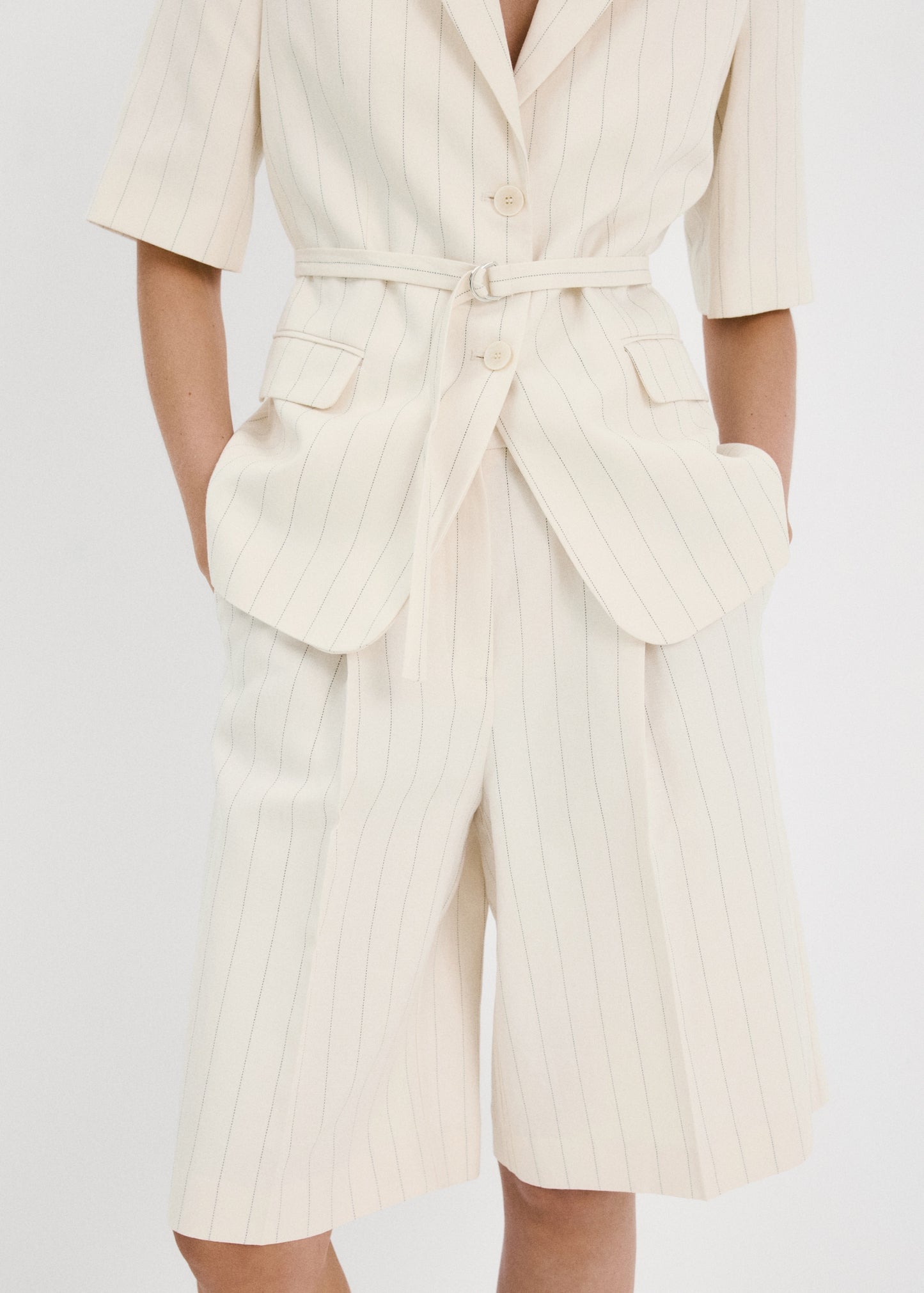 Straight linen Bermuda shorts