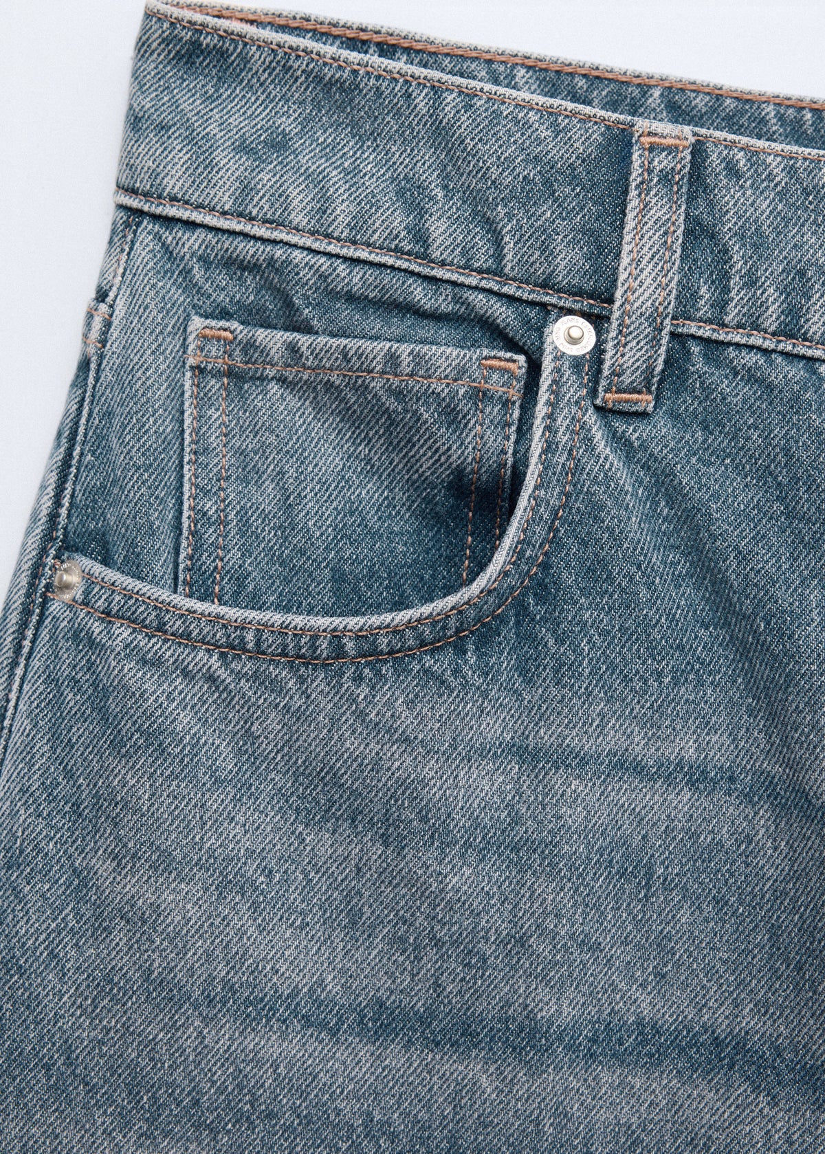 Ankle-length balloon jeans