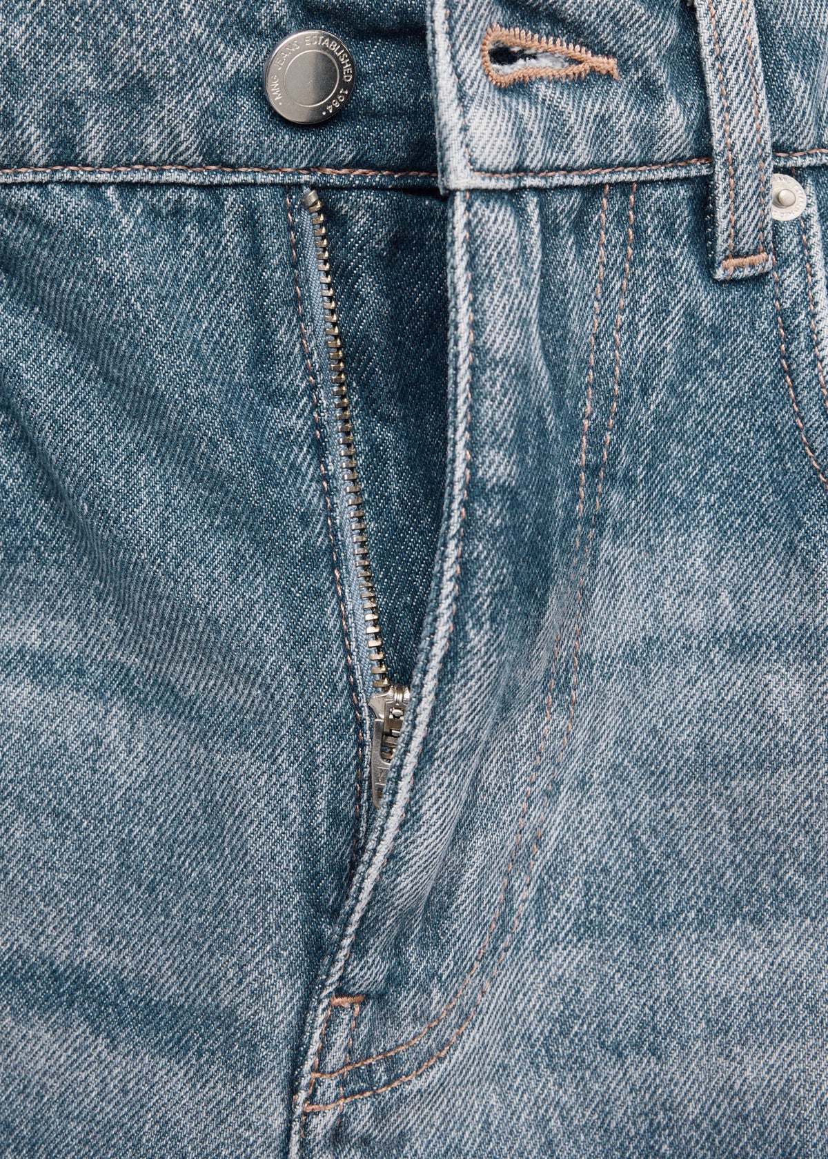 Ankle-length balloon jeans