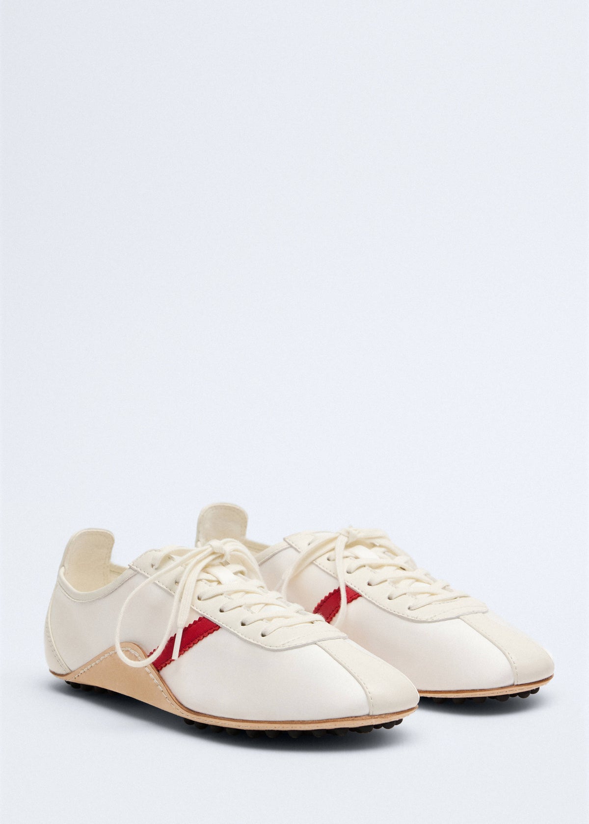 Leather trainer in leather with contrasting sole
