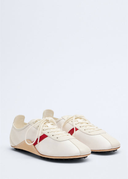 Leather trainer in leather with contrasting sole