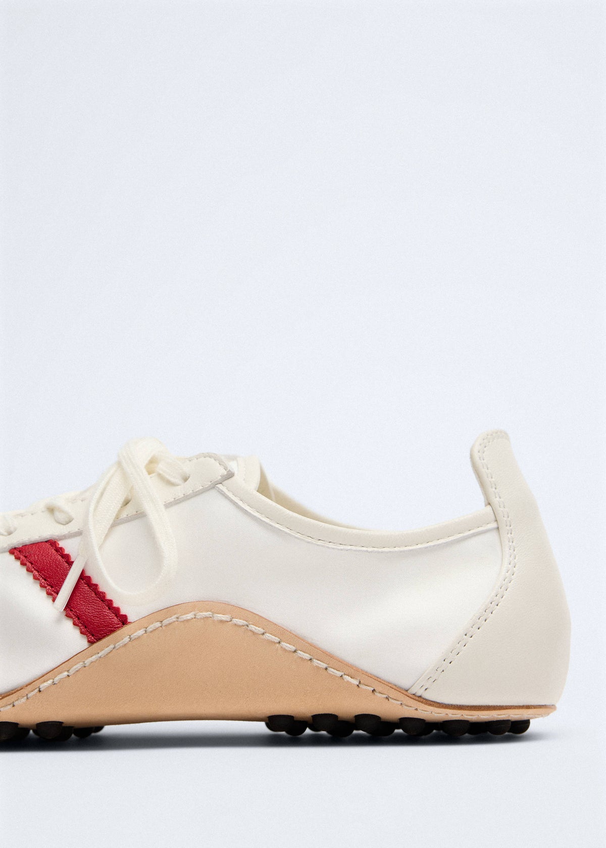 Leather trainer in leather with contrasting sole