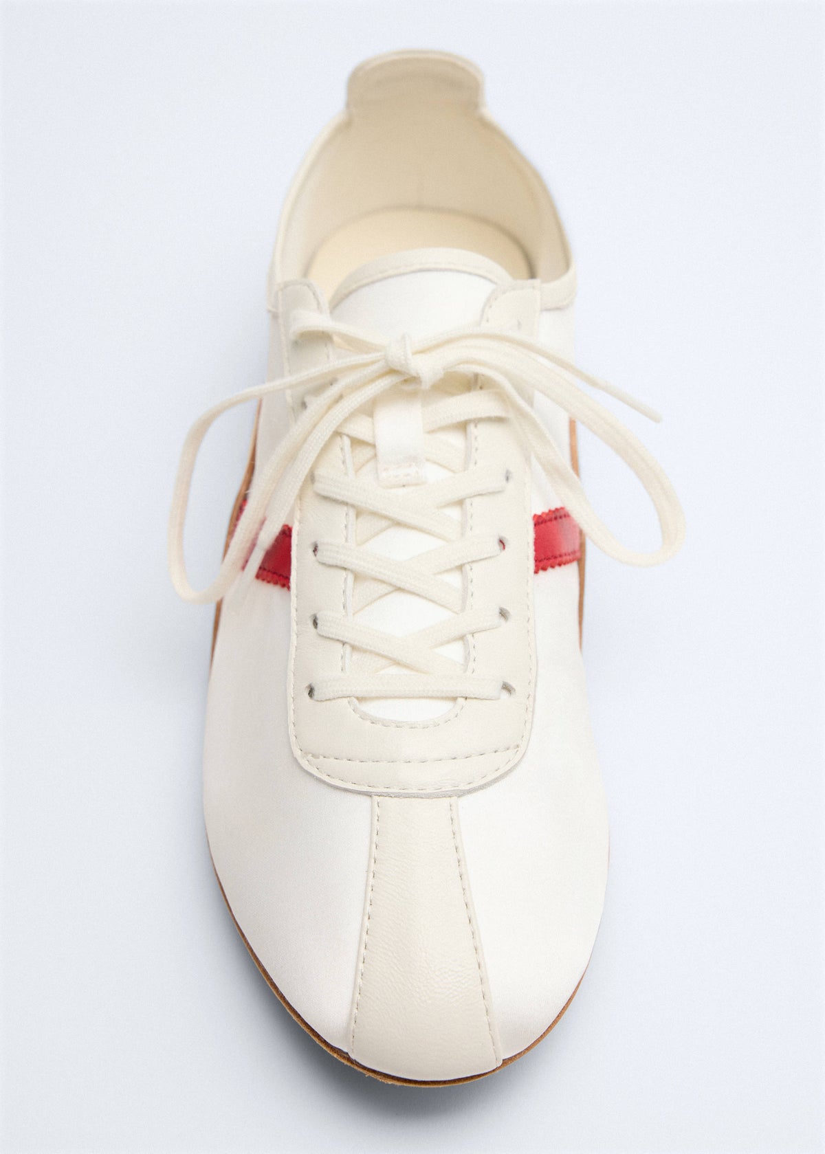 Leather trainer in leather with contrasting sole