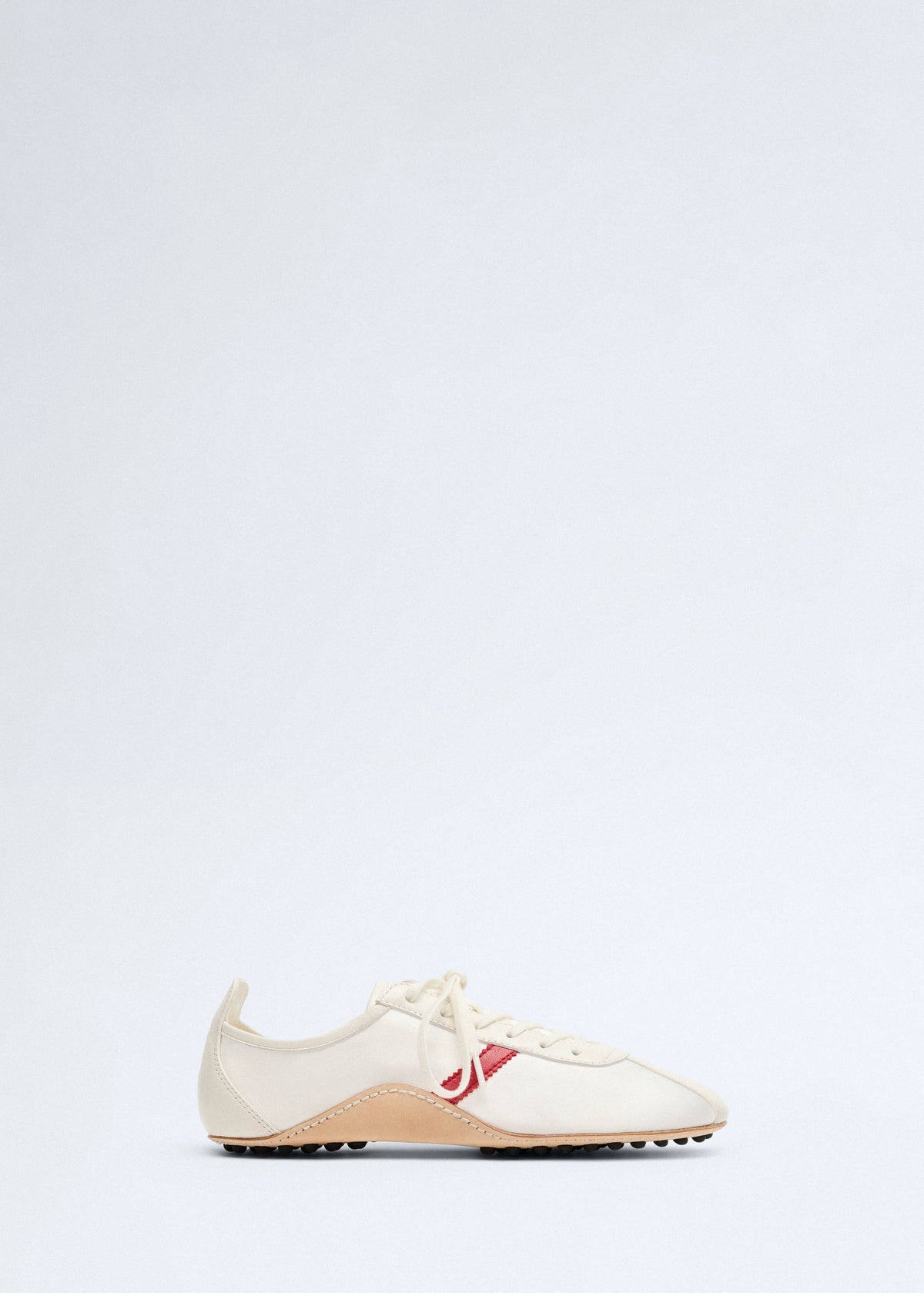 Leather trainer in leather with contrasting sole