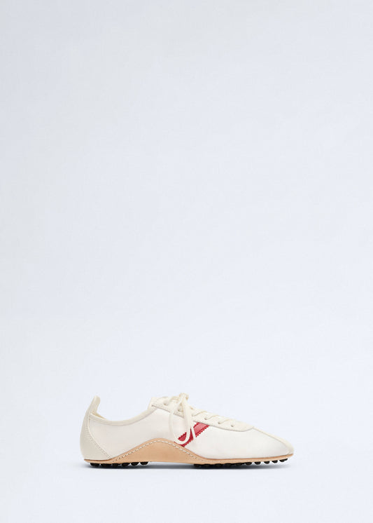 Leather trainer in leather with contrasting sole
