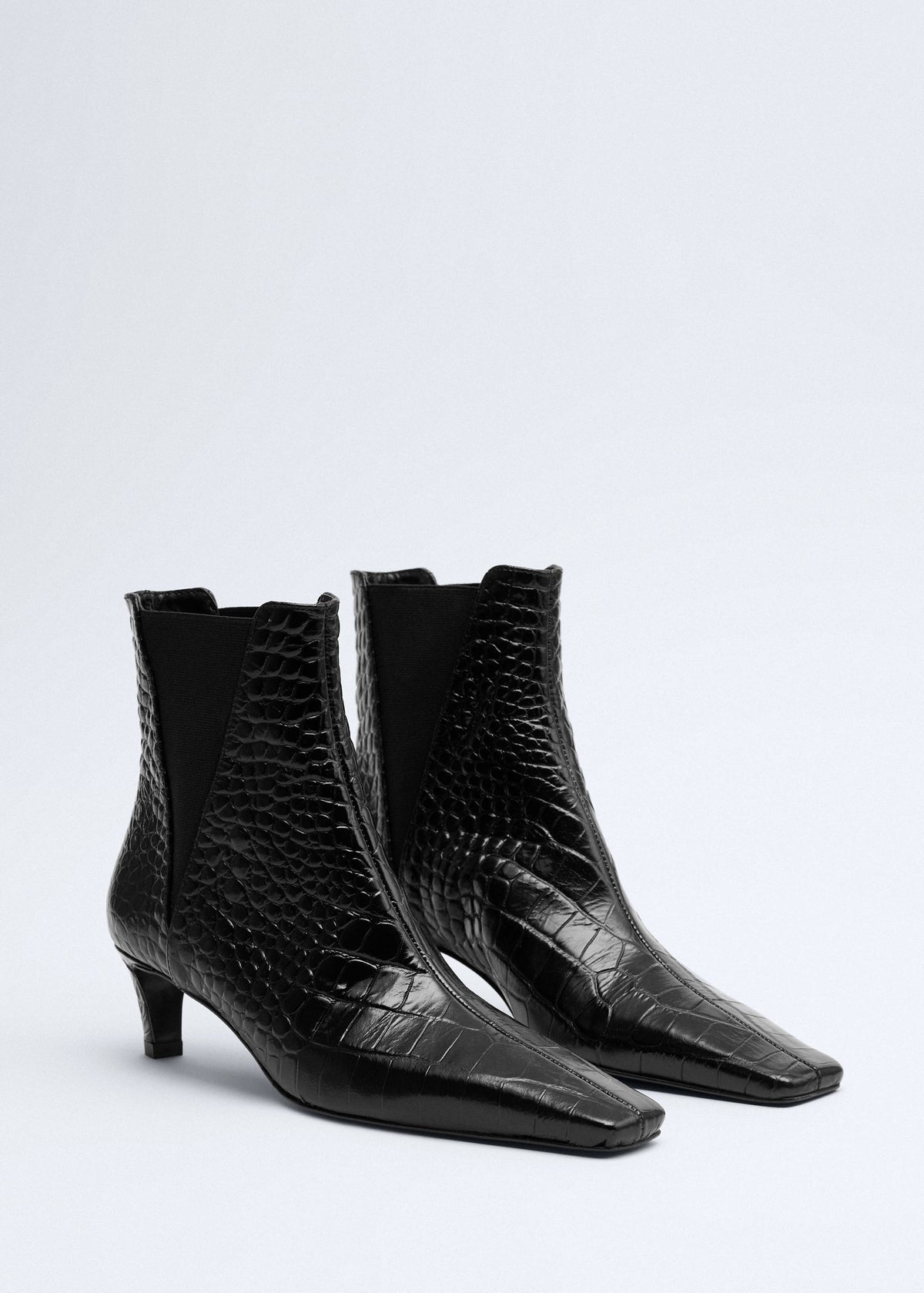 Leather boots with kitten heels