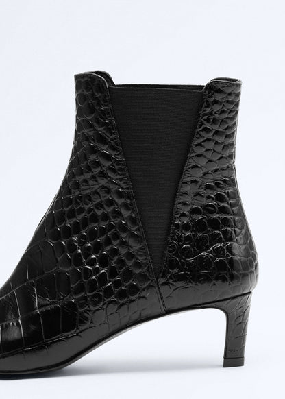 Leather boots with kitten heels