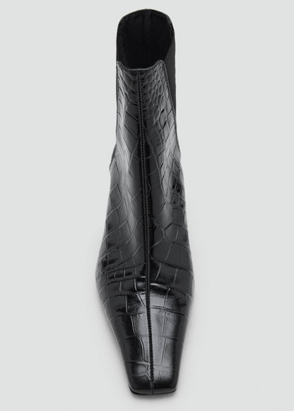 Leather boots with kitten heels