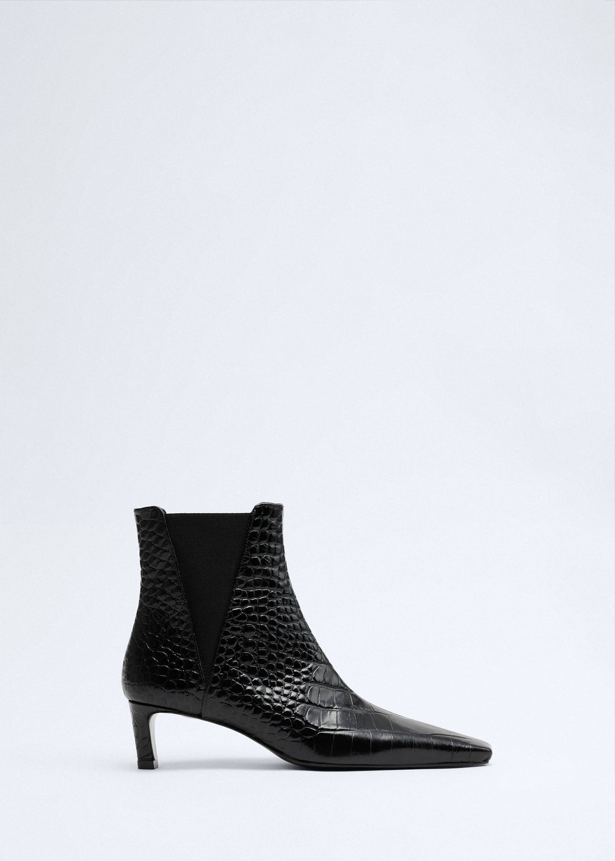 Leather boots with kitten heels