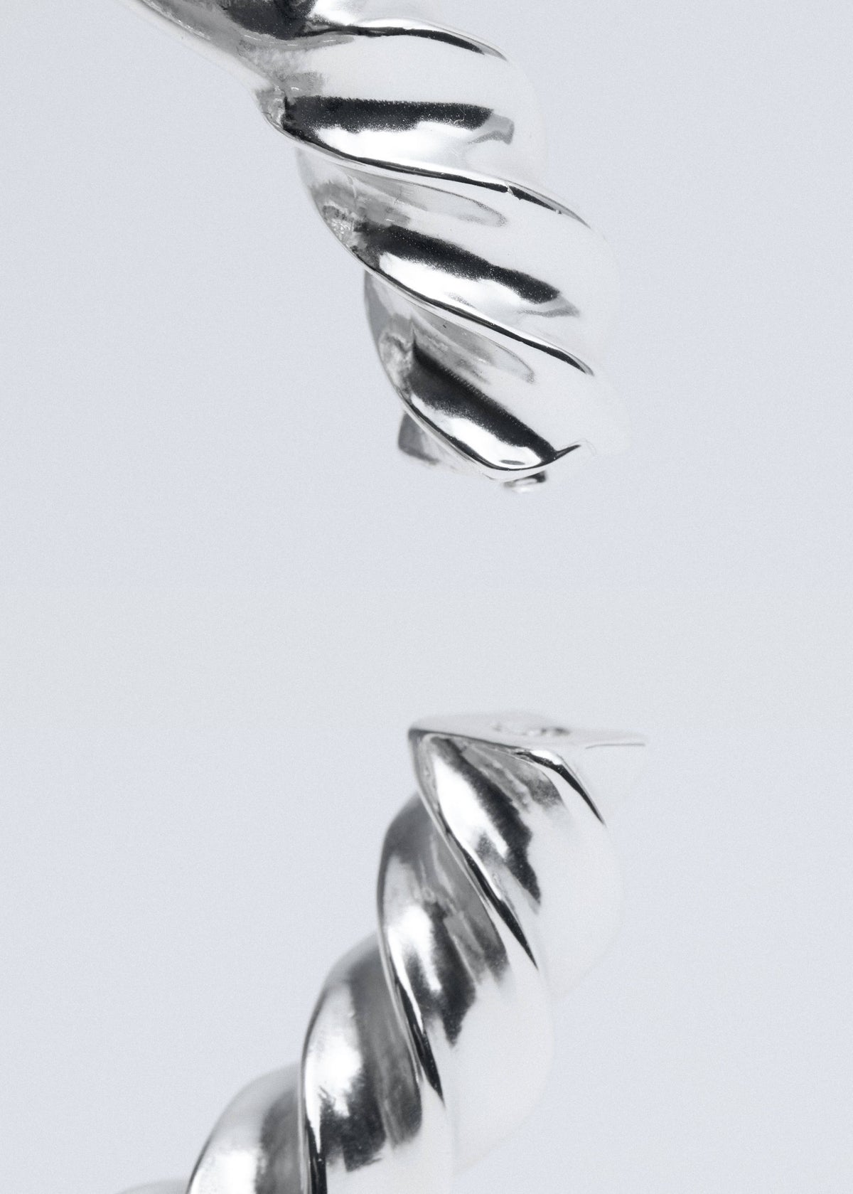 Rigid knot bangle