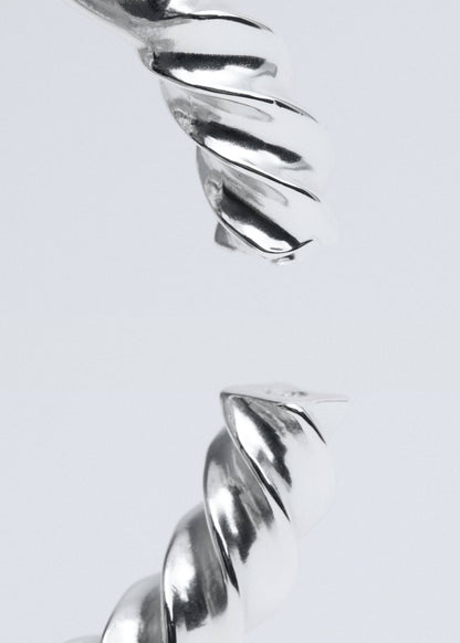 Rigid knot bangle
