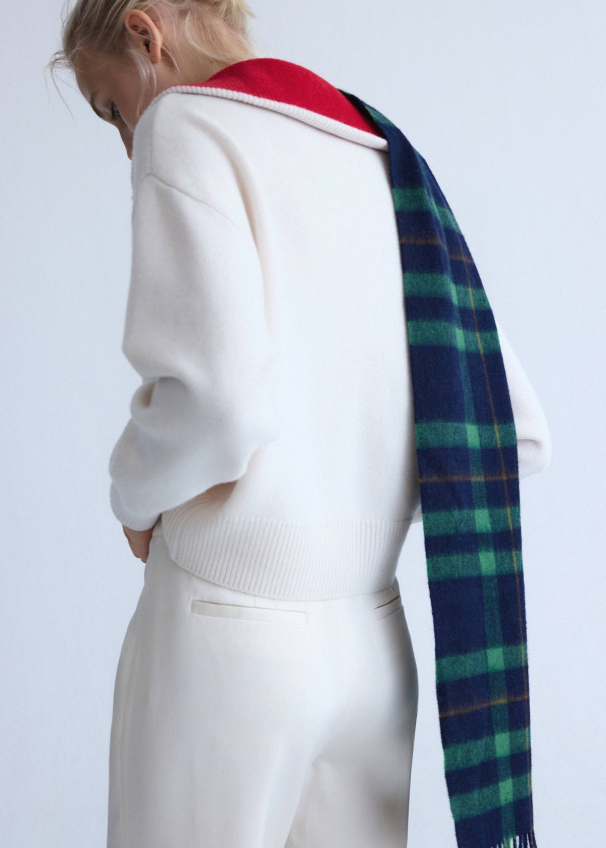 Wool sweater with contrast collar