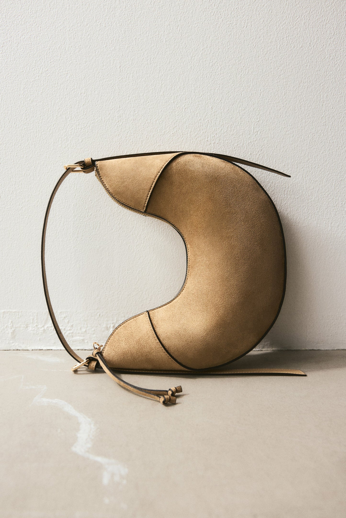U-shaped shoulder bag