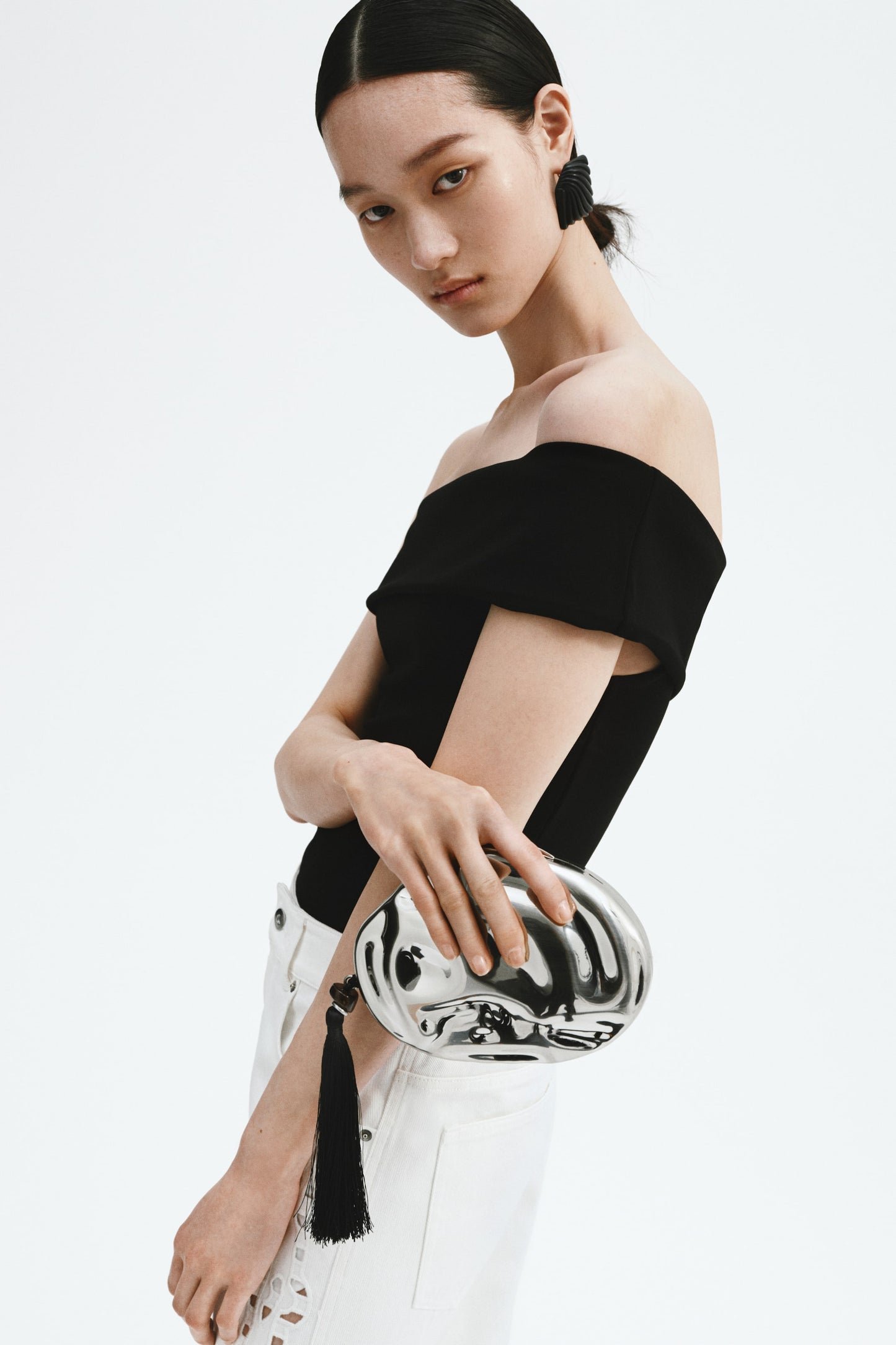 Asymmetric metal clutch