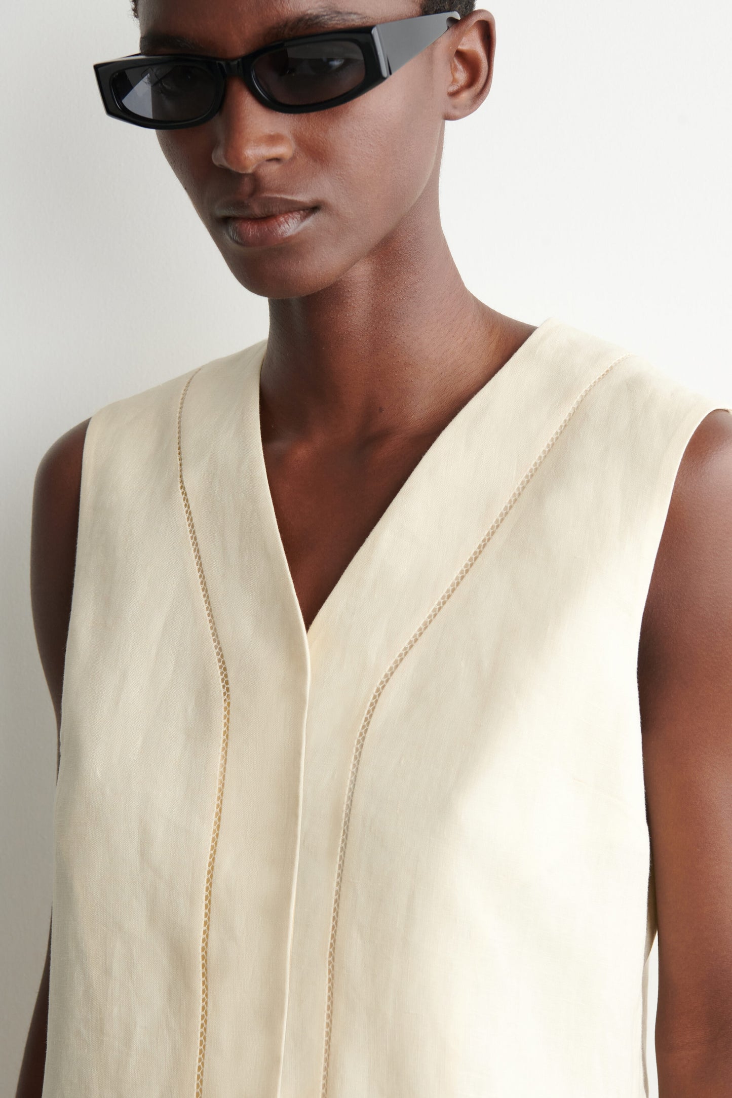 EMBROIDERED-DETAIL LINEN WAISTCOAT