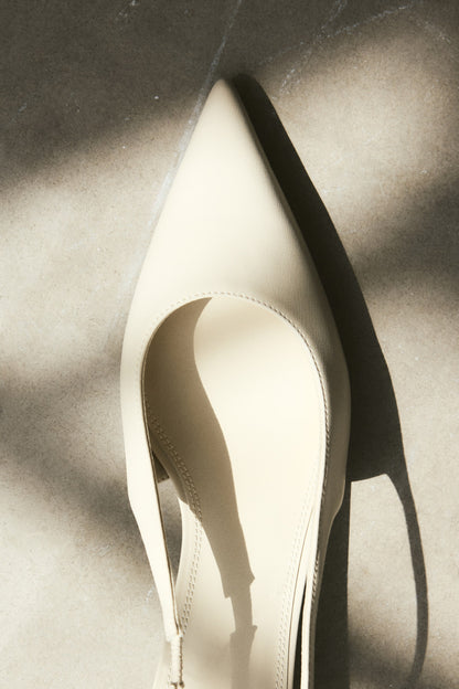 Kitten-heeled pointed slingbacks