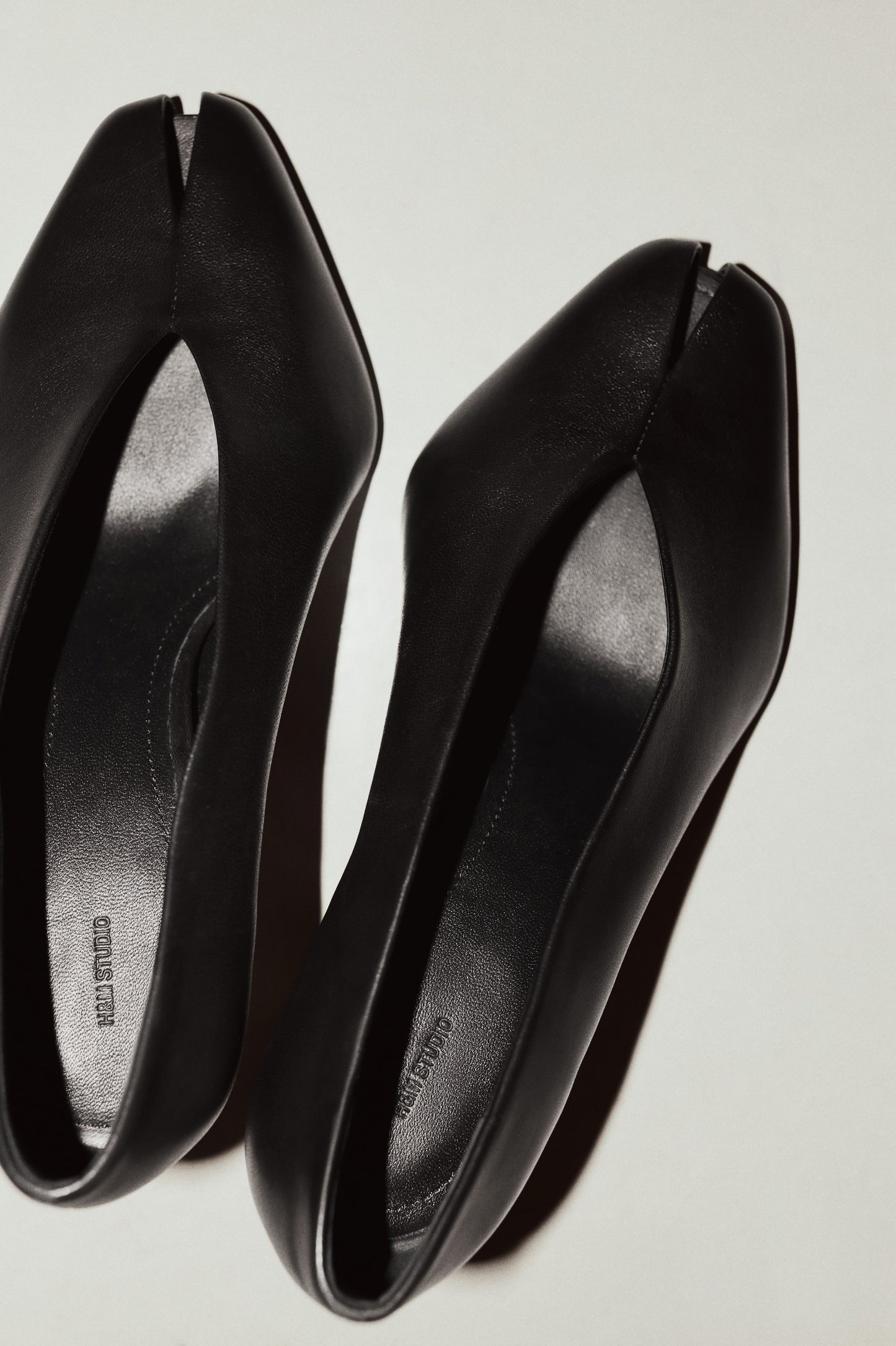 Leather court shoes