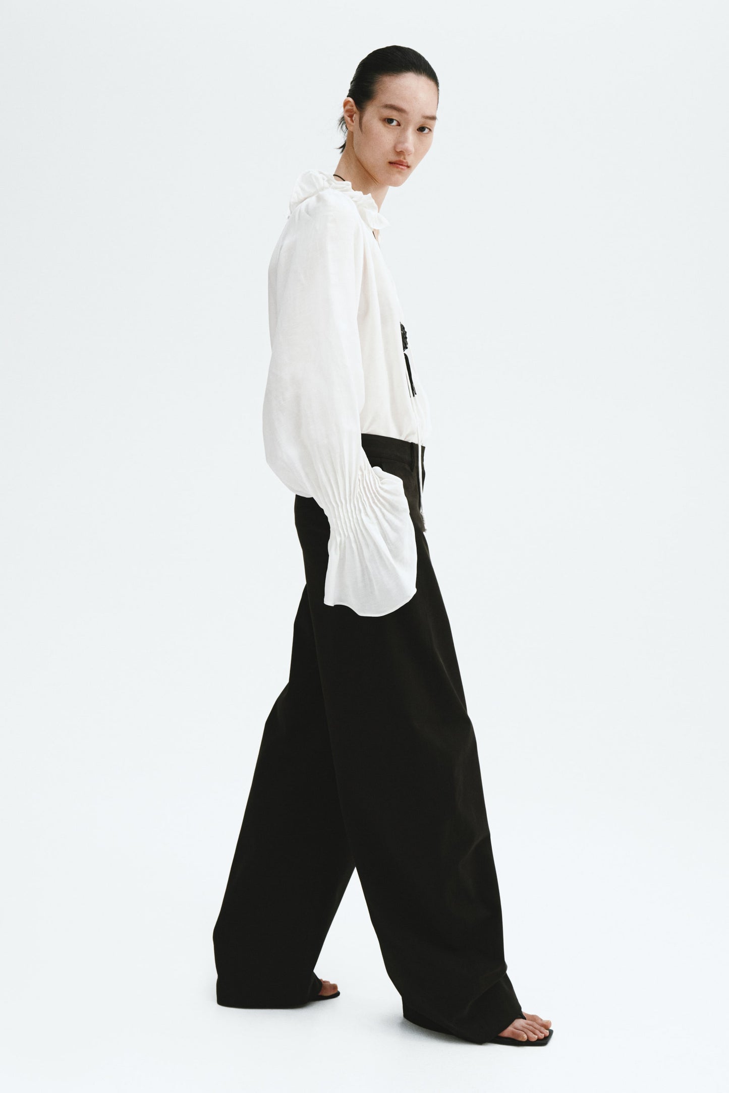 Balloon-leg trousers