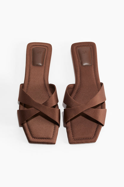 Crossover-strap sandals
