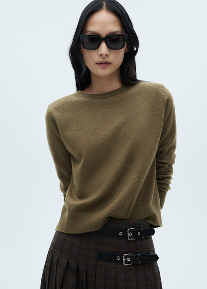 Round-neck knitted sweater