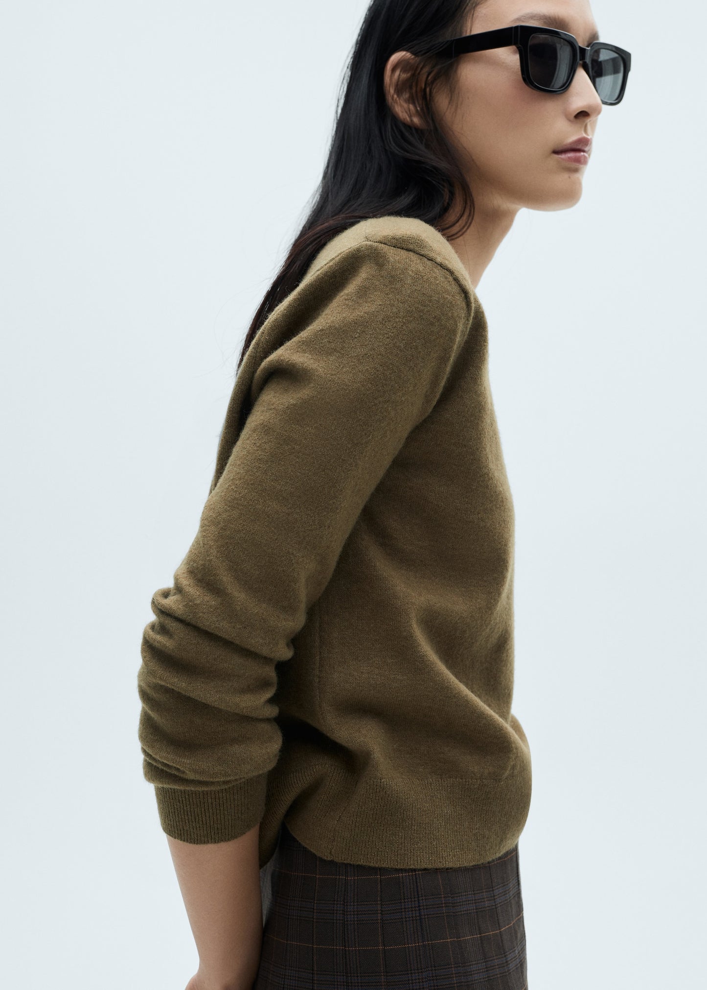 Round-neck knitted sweater