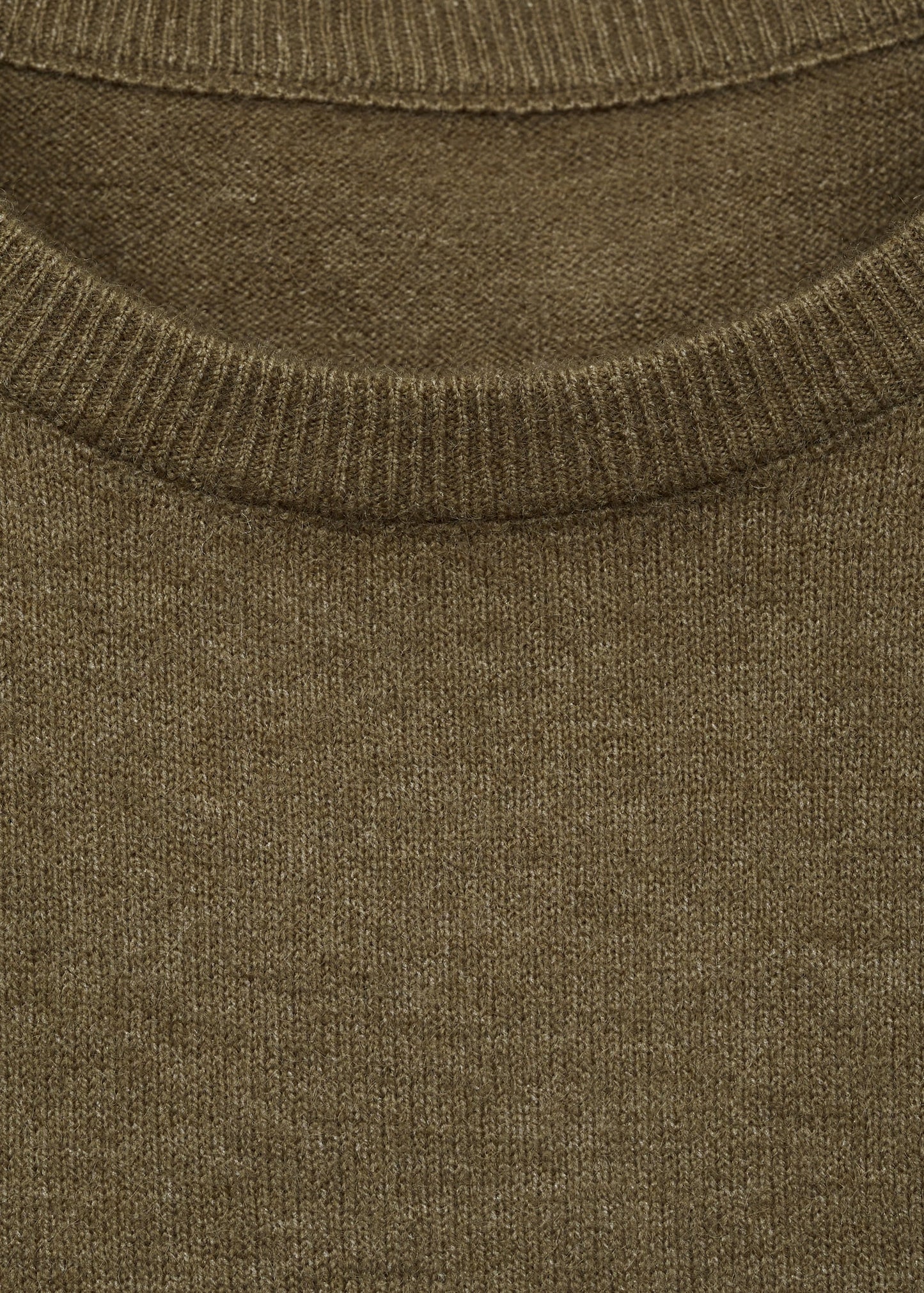 Round-neck knitted sweater