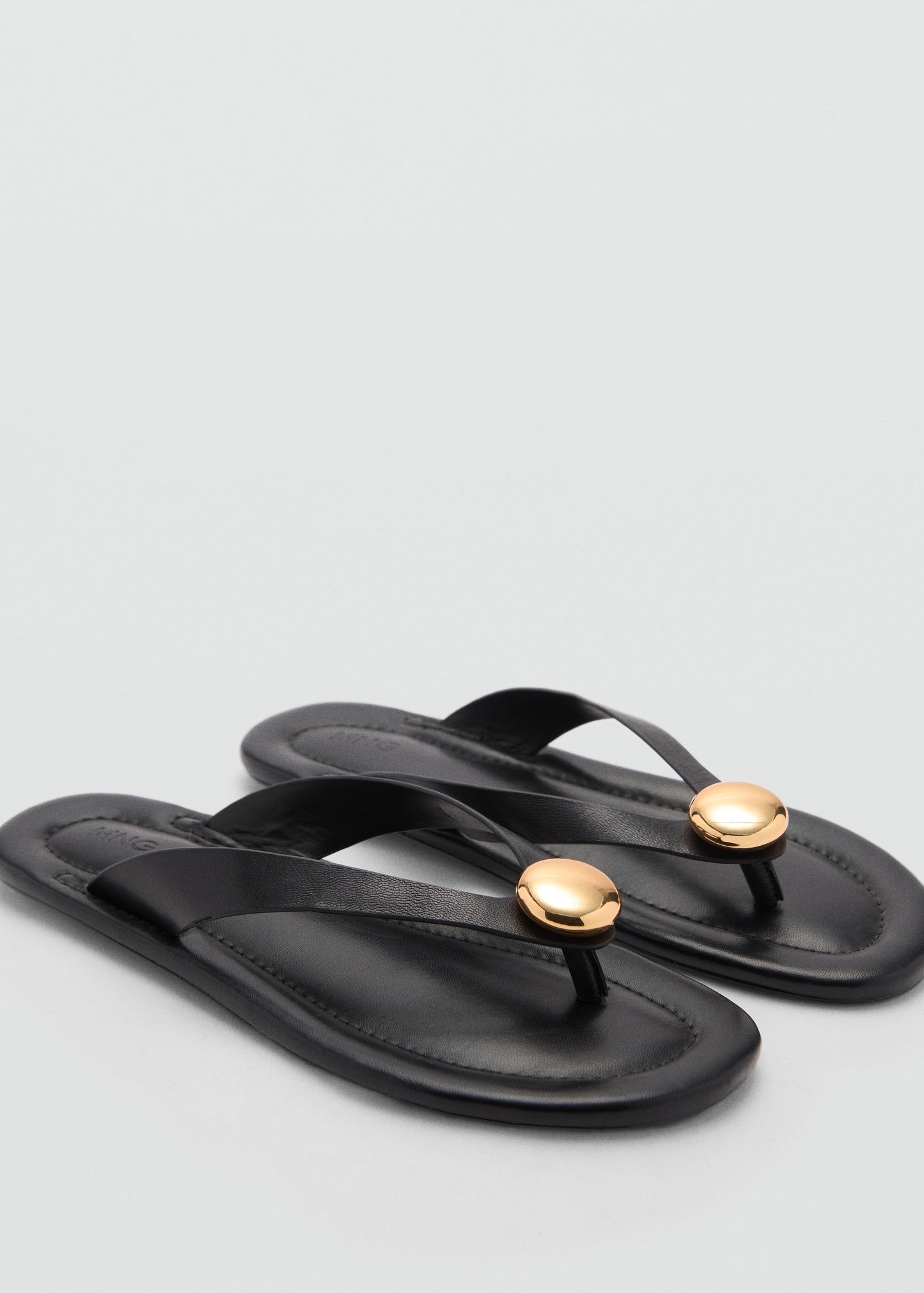 Leather sandals with adornment