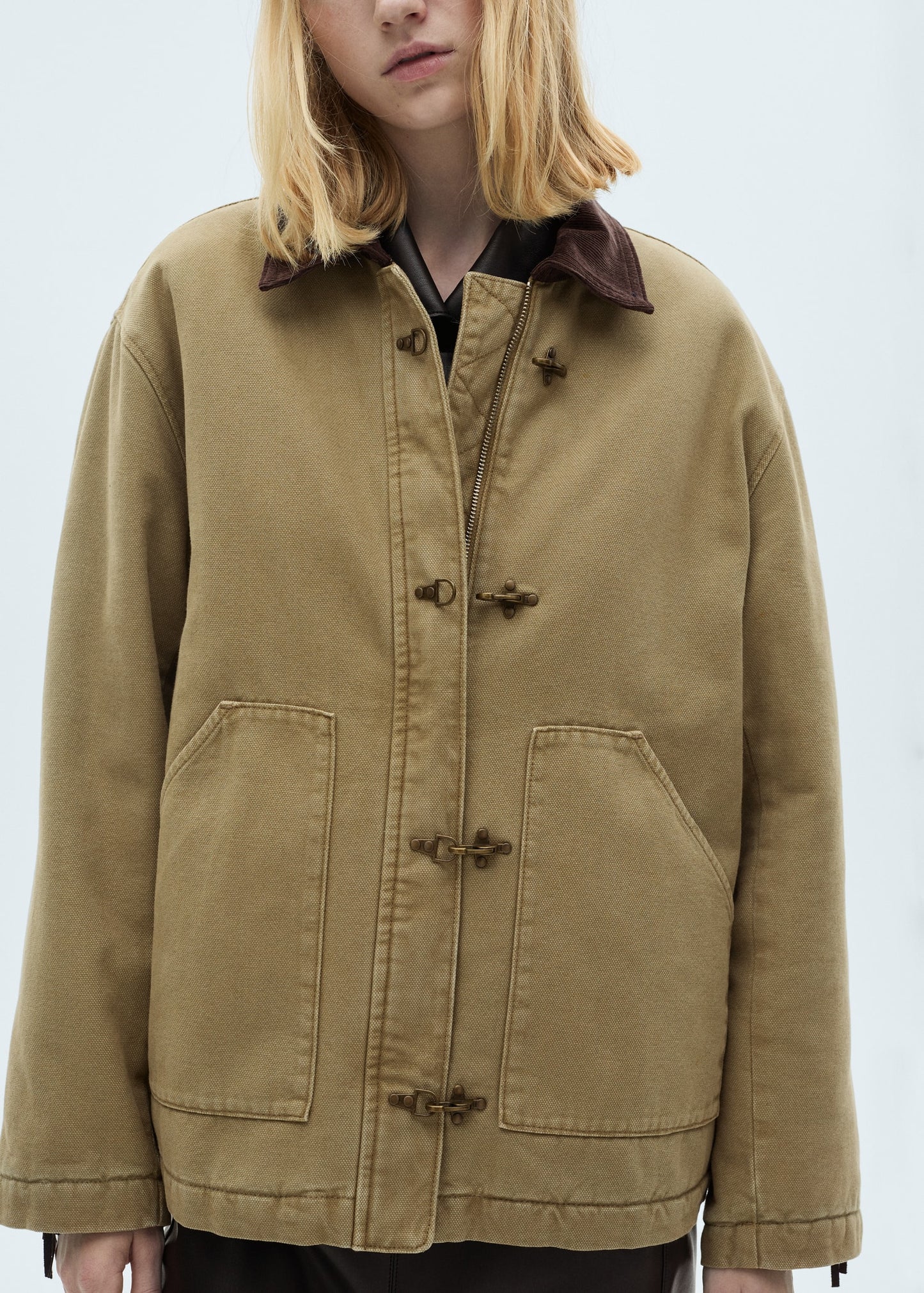 Parka with contrasting collar and pockets