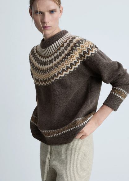 Round-neck knitted sweater