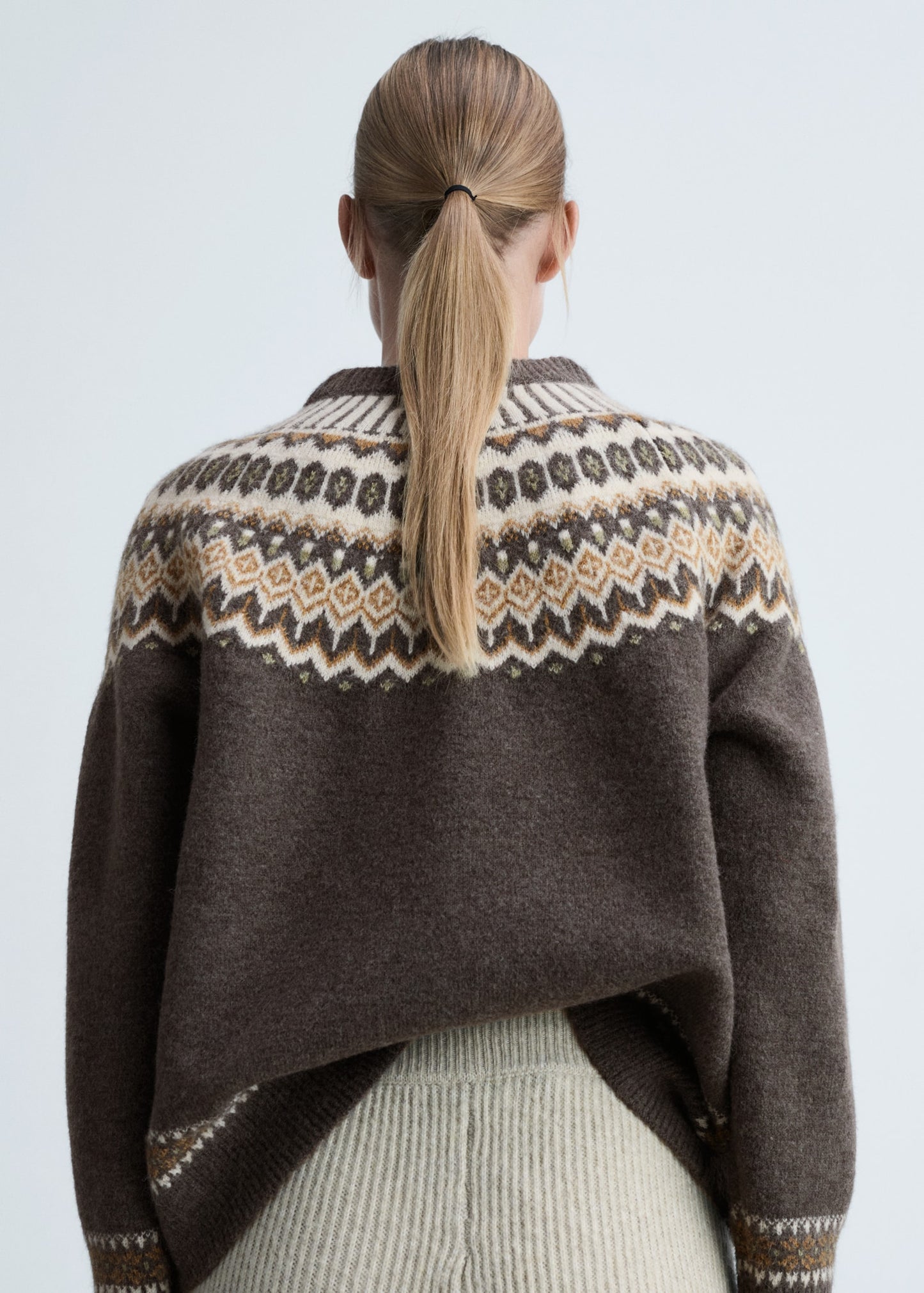 Round-neck knitted sweater