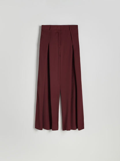 Trousers with pleats