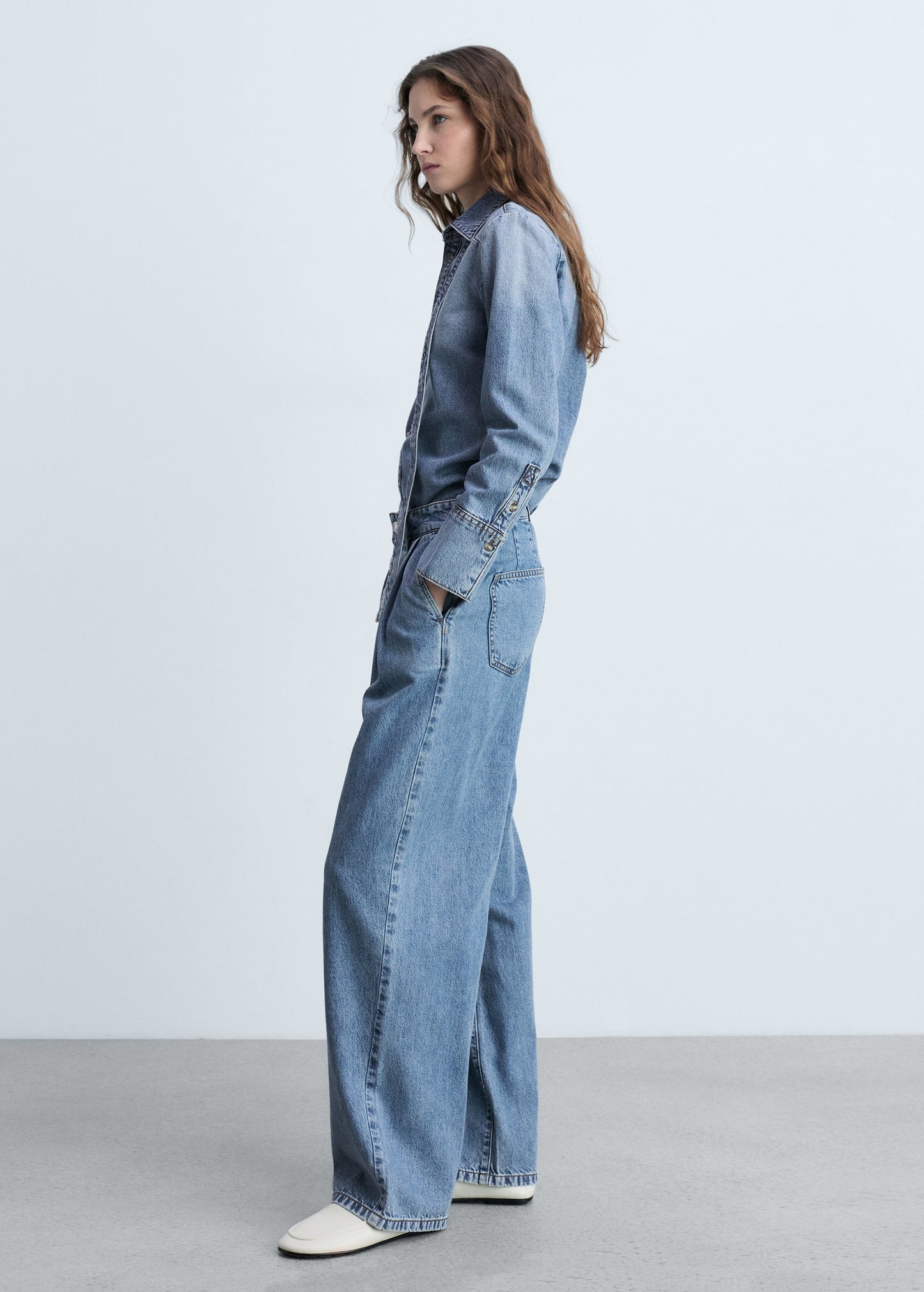 Wide-leg pleated jeans