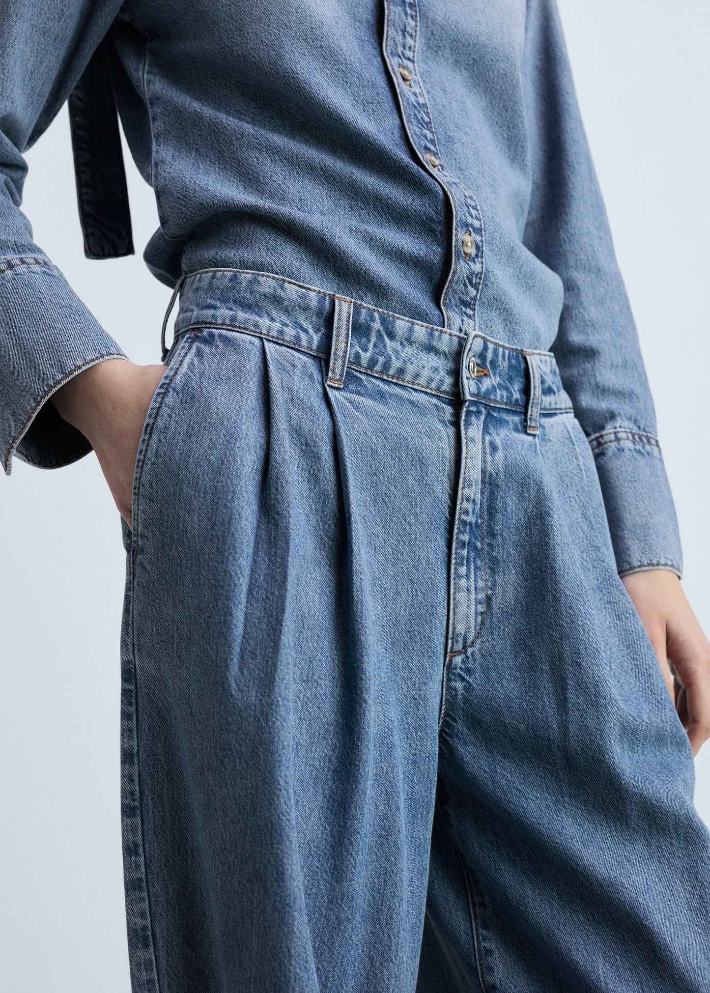 Wide-leg pleated jeans